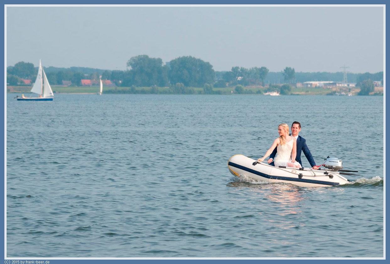 hochzeitspaar schlauchboot